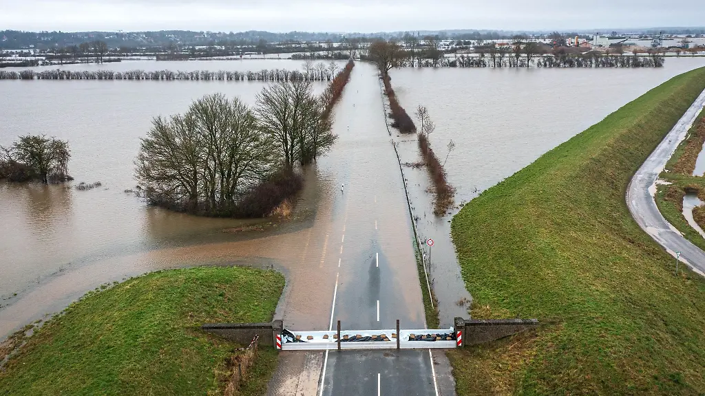 Die-Achimer-Landstrasse-ist-ueberflutet-und-abgesperrt