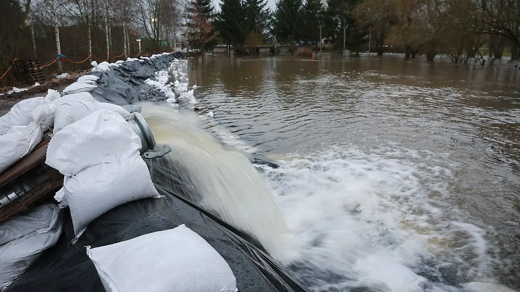 Abgepumptes-Wasser-wird-in-Sangerhausen-ueber-einen-Deich-abgeleitet