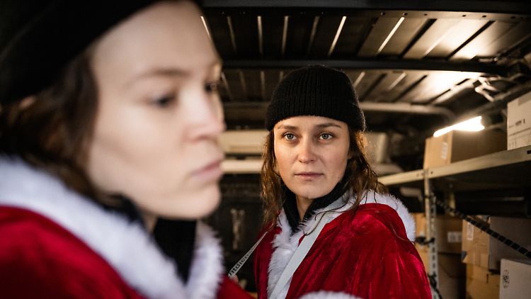 Verdeckte Ermittlung: Natalie Förster (Tinka Fürst, r.) sieht sich beim Paketdienst um.