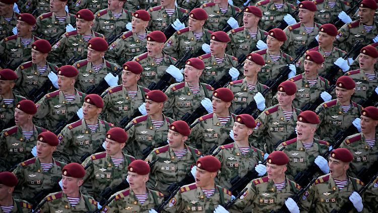 Russische Soldaten bei einer Militärparade auf dem Roten Platz in Moskau.