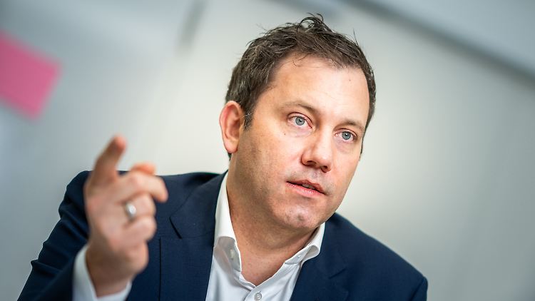 Schuldenbremse lockern, Superreiche zur Kasse bitten: SPD-Chef Klingbeil will so die Milliardenlöcher stopfen.