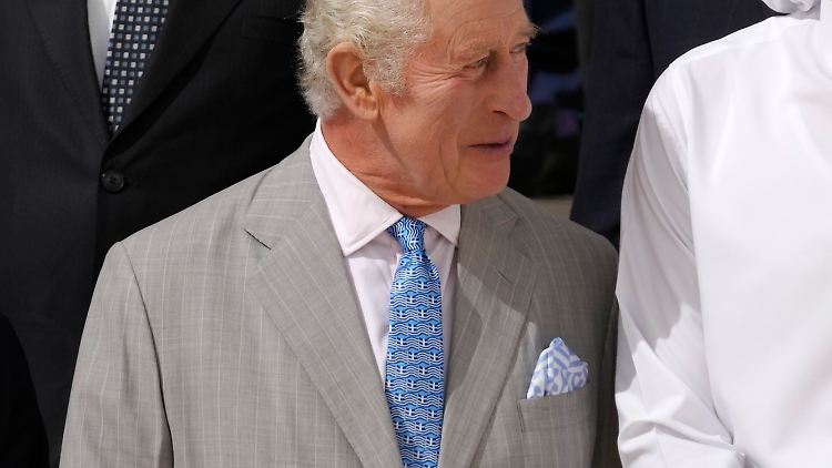 König Charles mit Einstecktuch und Krawatte.