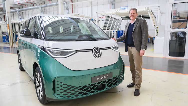 VW-Nutzfahrzeuge-Chef Carsten Intra mit dem Elektro-Bulli ID Buzz.