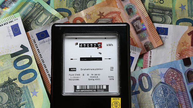 Fallen die staatlichen Zuschüsse für die Übertragungsnetzentgelte weg, müssen auch Verbraucher und Verbraucherinnen mehr zahlen. 