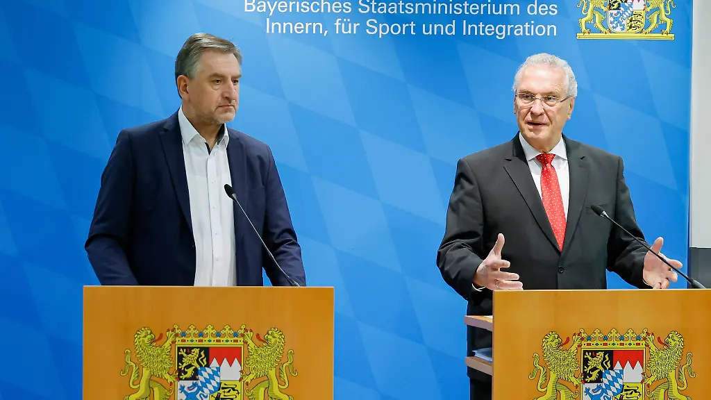 Bayerns-Innenminister-Joachim-Herrmann-r-CSU-spricht-in-einer-Pressekonferenz-zu-den-geplanten-Protesten-von-Landwirten-gegen-die-Sparplaene-der-Bundesregierung-mit-dem-Guenther-Felssner-Praesident-des-Bayerischen-Bauernverbands-l-im-Polizeipraesidium-Mittelfranken