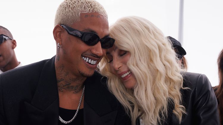 Cher und ihr Partner Alexander Edwards.