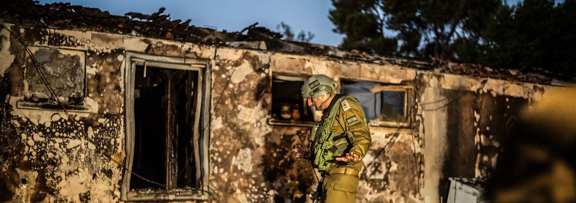 Ein israelischer Soldat inspiziert ein zerstörtes Haus in einem Kibbuz, der von der Hamas überfallen worden war.