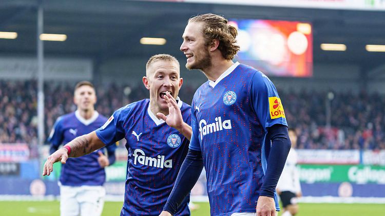 Kiel hält gegen Wiesbaden trotz zweier Gegentore stand.