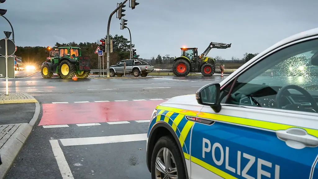 Traktoren-von-Bauern-blockieren-eine-Autobahnauffahrt