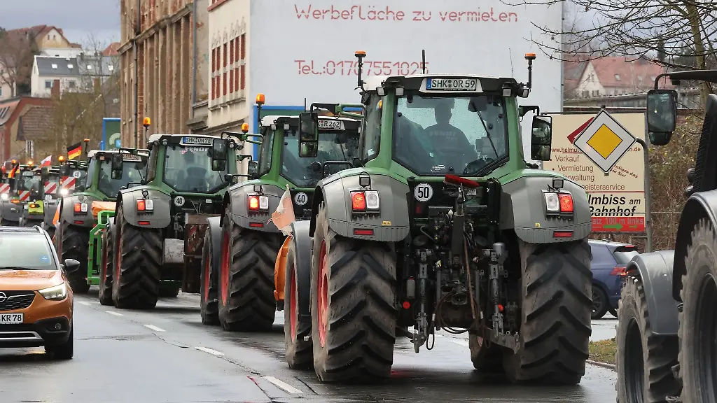Landwirte-fahren-mit-ihren-Traktoren-durch-eine-Stadt