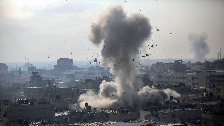 Die israelische Armee greift mit Kampfflugzeugen und Panzern Ziele im gesamten Gazastreifen an. 