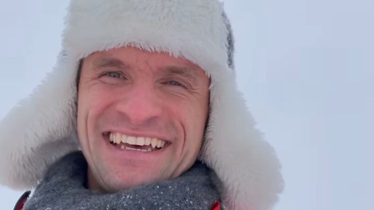 Müller hat sich beim Schneeschippen dick eingepackt.