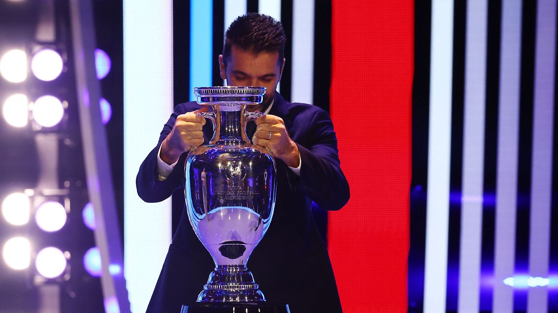 Hält den Pokal: der Italiener Buffon.