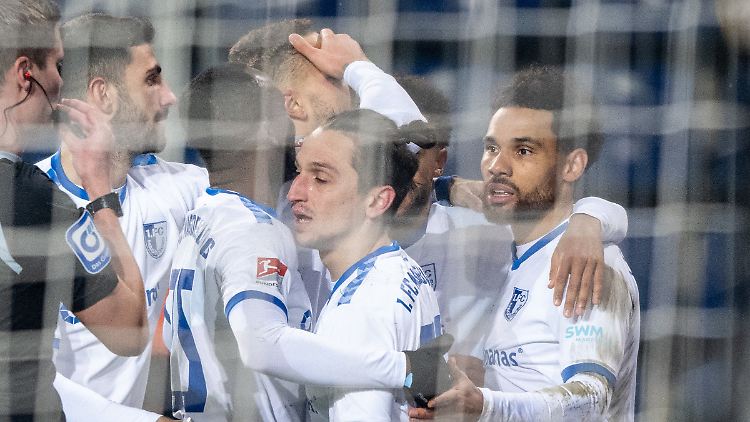 Magdeburgs Herbert Bockhorn (r.) wird für seinen Treffer zum 2:1 gefeiert.
