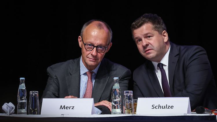 "Die Bundesregierung hat das Vertrauen verspielt": Sachsen-Anhalts Wirtschaftsminister Schulze neben CDU-Chef Merz.