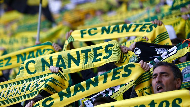 Vor einem Fußballspiel in Nantes wird ein Fan des Vereins  bei Krawallen tödlich verletzt.