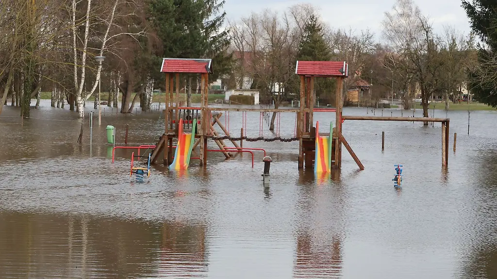 Ein-Kinderspielplatz-ist-durch-das-Hochwasser-des-Flusses-Helme-ueberflutet