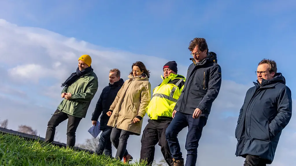 Ministerpraesident-Hendrik-Wuest-CDU-2-v-r-begeht-mit-lokalen-Politikern-den-Deich-in-Petershagen