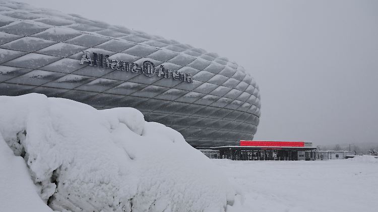Schneemassen vor der Allianz-Arena.