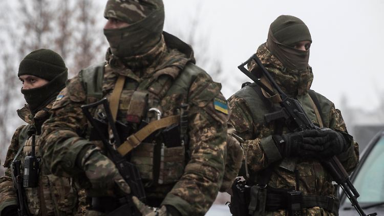 Ukrainische Soldaten im seit Wochen schwer umkämpften Awdijiwka.