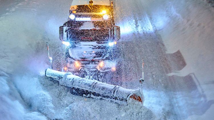 Heftiger Wintereinbruch: Nicht nur im Bayrischen Wald haben die Schneepflüge derzeit viel zu tun. 