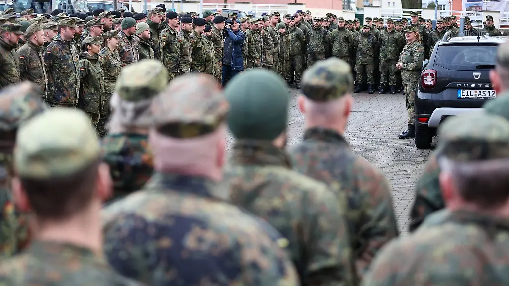 Soldaten-der-Bundeswehr-treten-vor-ihrem-Einsatz-zu-einer-Einweisung-an