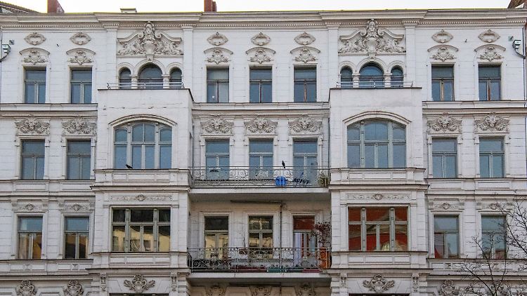 Wechselt eine vermietete Wohnung den Eigentümer, ist das für Mieterinnen und Mieter oft ein Schreck. Dabei sind sie ganz und gar nicht rechtlos.