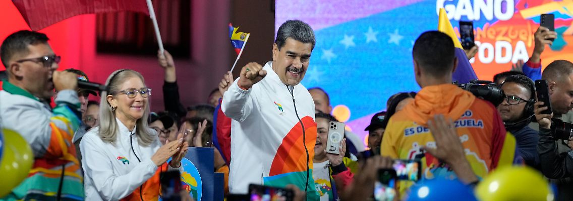 Präsident Maduro feiert mit Anhänger das überwältigende Abstimmungsergebnis.