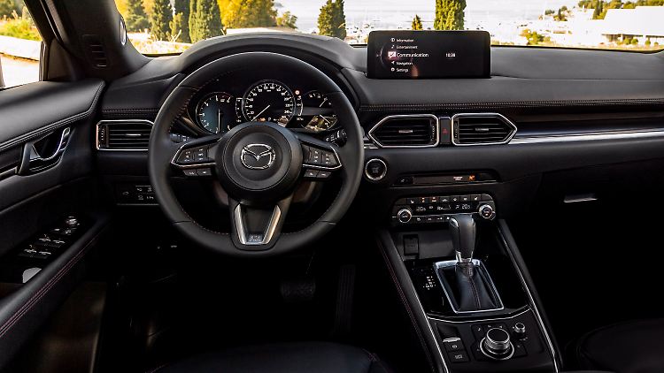Statt riesiger Displaywelten bietet das Cockpit noch einen klassischen Mix aus Analog- und Digitalanzeigen.