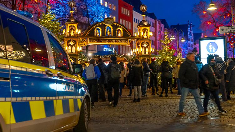 Polizeigewerkschafter klagen, dass auf Weihnachtsmärkten sehr viel Personal im Einsatz ist. Mehr Kameras sollen hier für Abhilfe sorgen. 