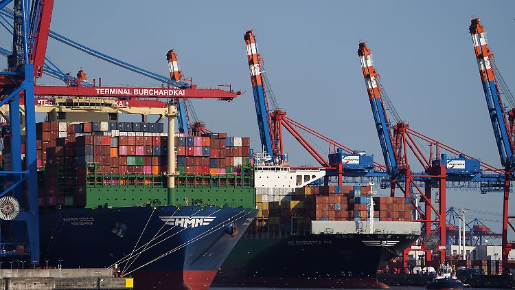 Containerschiffe am Hamburger Hafen.