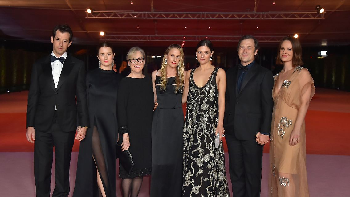 Meryl Streep mit ihren Lieben: Schwiegersohn Mark Ronson, Tochter Grace Gummer, Tochter Mamie Gummer, Louisa Jacobson, Henry Wolfe und Tamryn Storm Hawker.