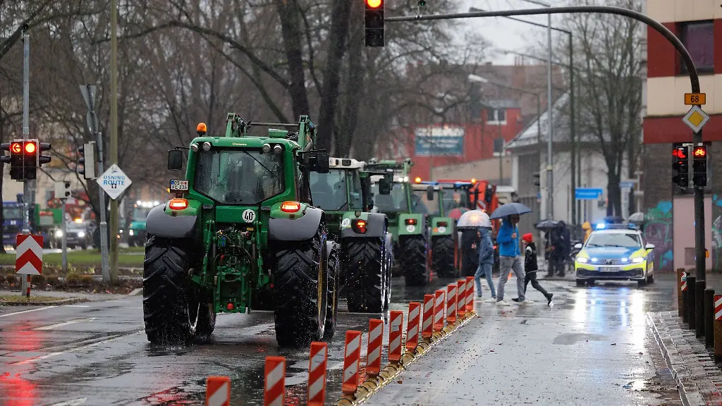 Landwirte-blockieren-mit-ihren-Traktoren-eine-Strasse