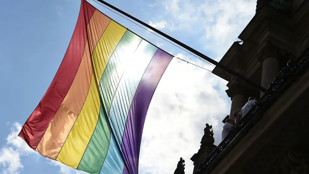 Die-Regenbogenfahne-weht-am-Rathaus-in-Hamburg