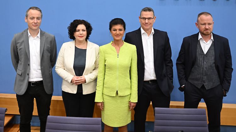 Die Vorstandsmitglieder des Vereins "Bündnis Sahra Wagenknecht": Lukas Schön, Amira Mohamed, Sahra Wagenknecht, Ralph Suikat und Christian Leye.