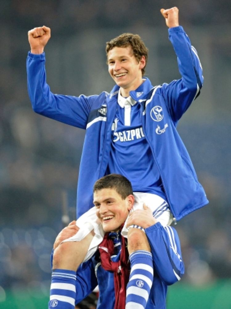 Schalkes neuer Prinz: Kollege Kyriakos Papadopoulos erweist Draxler eine ganz besondere Ehre.