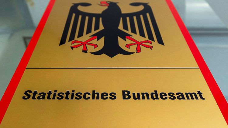 Nahaufnahme eines Schildes mit Bundesadler und Aufschrift "Statistisches Bundesamt" im Eingangsbereich der Behörde.