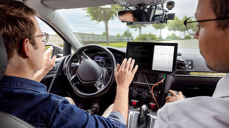Autohersteller und Zulieferer arbeiten weiterhin am autonomen Fahren.