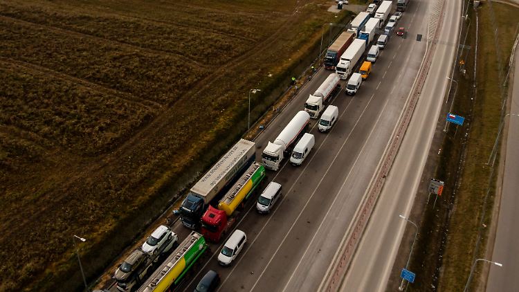 Kiew lobt die Öffnung des Grenzübergangs für leere Fahrzeuge als ersten Schritt zur Lösung des Konflikts.