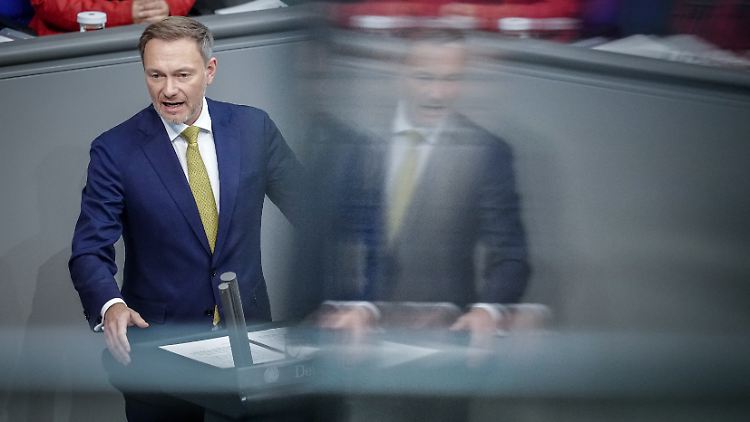 Christian Lindner spricht im Bundestags über die erste Lesung des geplanten Nachtragshaushalts für 2023.