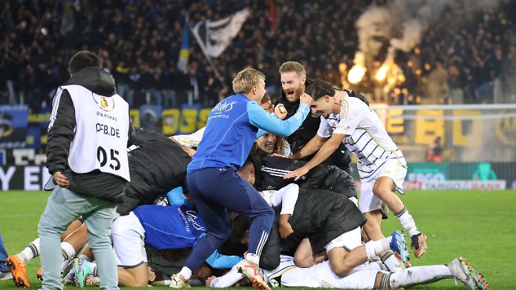 Auch der 1. FC Saarbrücken kann's kaum glauben.