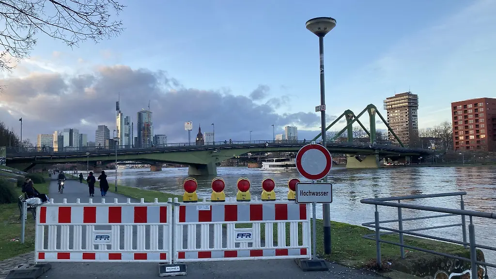 Am-Frankfurter-Mainufer-warnt-ein-Schild-vor-Hochwasser