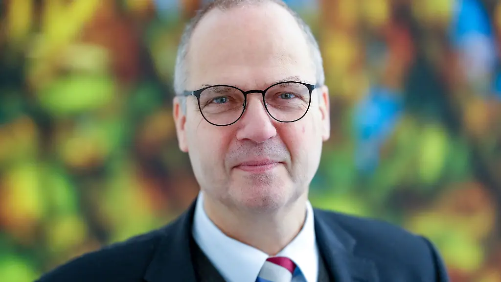 Werner-Schwarz-CDU-Minister-fuer-Landwirtschaft-steht-am-Schreibtsiche-seines-Arbeitszimmers-im-Ministerium