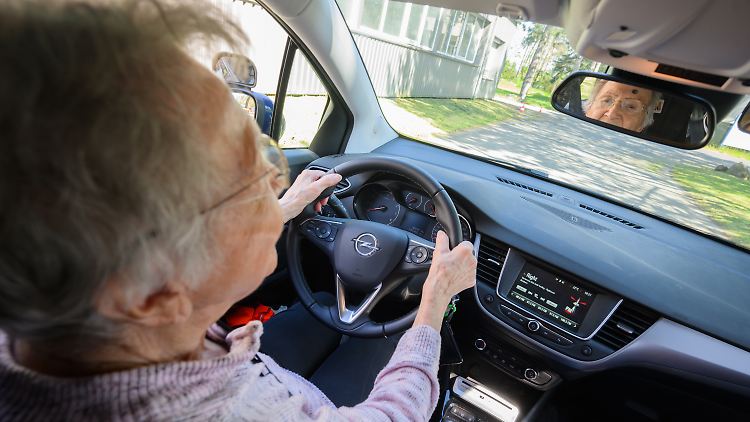 Laut Statistiken haben ältere Autofahrer häufiger die Hauptschuld als jüngere, wenn sie an Unfällen mit Personenschaden beteiligt sind.