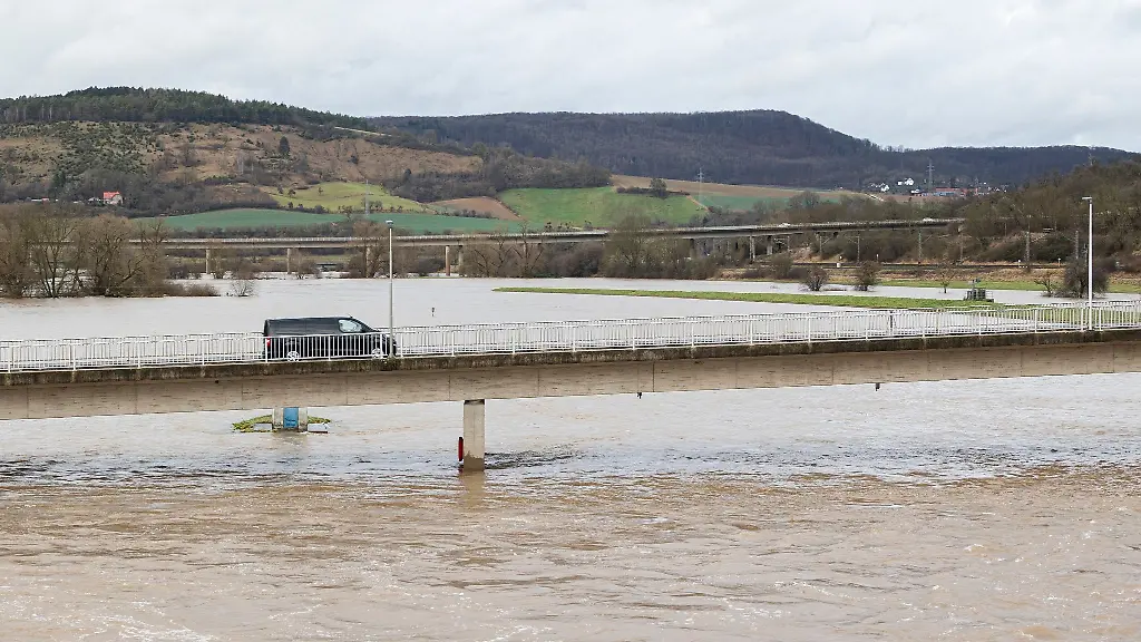 Ein-Auto-faehrt-auf-einer-Bruecke-die-noerdlich-vom-Hochwasserrueckhaltebecken-Salzderhelden-liegt-ueber-den-Fluss-Leine