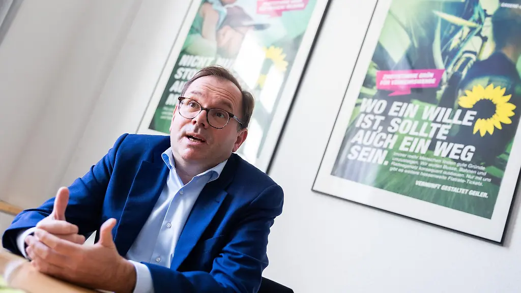 Mathias-Wagner-Buendnis-90-Die-Gruenen-Fraktionsvorsitzender-seiner-Partei-im-Hessischen-Landtag-spricht-im-Interview