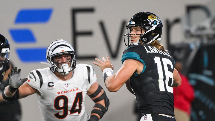 Trevor Lawrence (rechts) musste gegen die Bengals vorzeitig vom Feld.