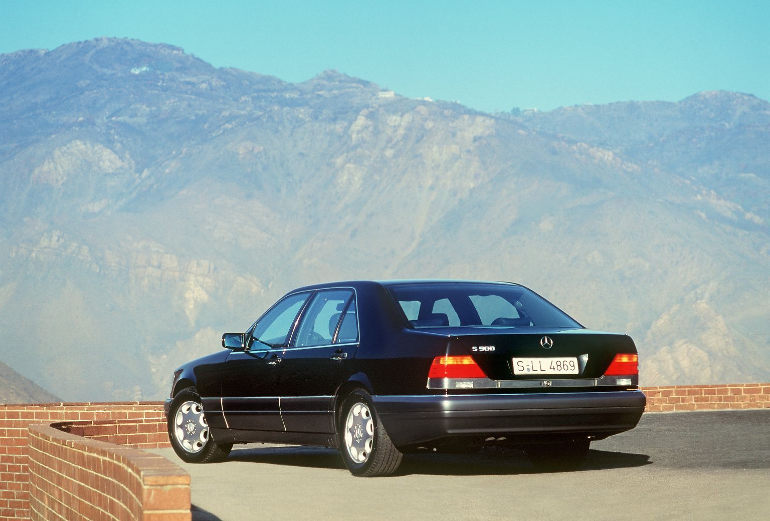 Der Autojahrgang 1994 stand für den Aufbruch in eine Zeit vielfältiger Karosseriekonzepte. Vom kleinen Funcruiser-SUV bis zum großen Van, von Cabrio-Klassikern bis zu leichtgewichtigen Herausforderern für den schweren Kanzler-Benz: Über 70 Neuheiten von damals ...