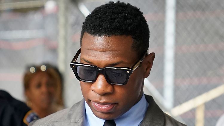 Schauspieler Jonathan Majors nach einer Anhörung vor Gericht im August. 