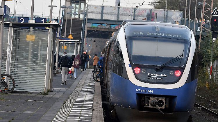 Ein von Transdev betriebener Regionalzug am Bahnhof Gladbeck West.